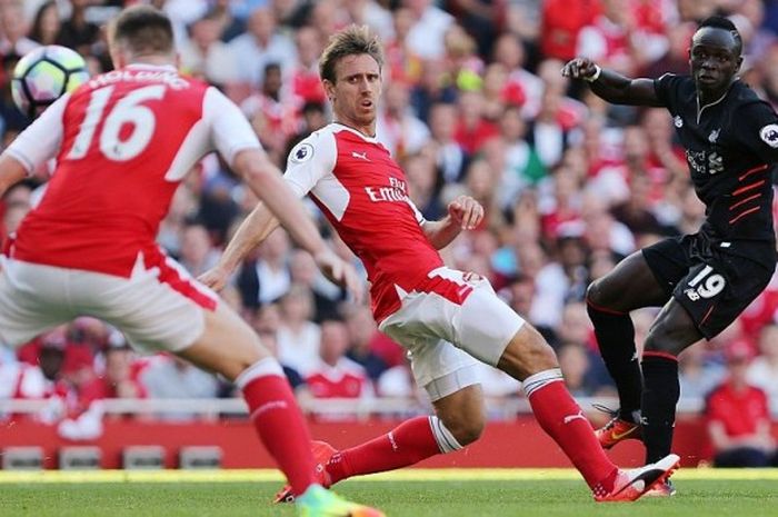 Penyerang sayap Liverpool, Sadio Mane (kanan), saat melepaskan tembakan dalam proses mencetak gol ke gawang Arsenal pada duel Premier League di Stadion Emirates, 14 Agustus 2016.