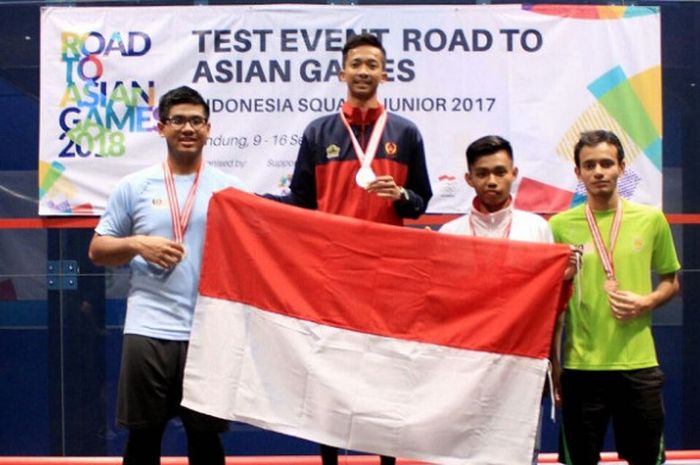 Peraih medali emas nomor tunggal putra, Satria Bagus Laksana, berpose di atas podium  kejuaraan bertajuk Indonesia Squash Junior 2017 yang berlangsung, Rabu (13/9/2017) di Siliwangi Squash Center, Bandung, Jawa Barat.