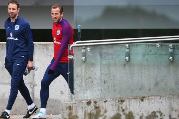 Striker timnas Inggris, Harry Kane (kanan), bersama pelatih Gareth Southgate dalam sesi latihan di St Georges Park, Burton upon Trent, 9 Juni 2017, menjelang duel Kualifikasi Piala Dunia 2018 vs  Skotlandia.