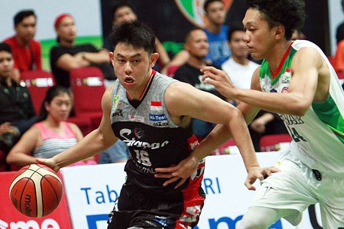 Shooting guard Stapac Jakarta, Oki Wira Sanjaya (kiri), berupaya melewati hadangan shooting guard Pacific Cesar, Indra Muhammad, dalam laga seri keenam IBL 2017-2018 di di GOR UNY Yogyakarta, Jumat (26/1/2018).