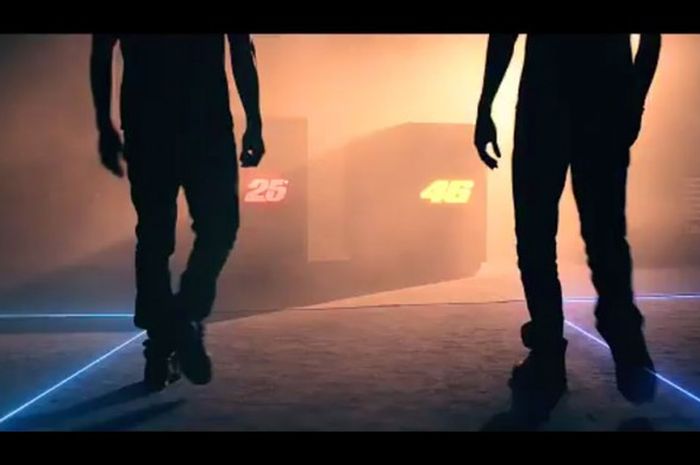 Maverick Vinales dan Valentino Rossi dalam video promosi menjelang perkenalan Yamaha YZR-M1 terbaru mereka di Madrid.