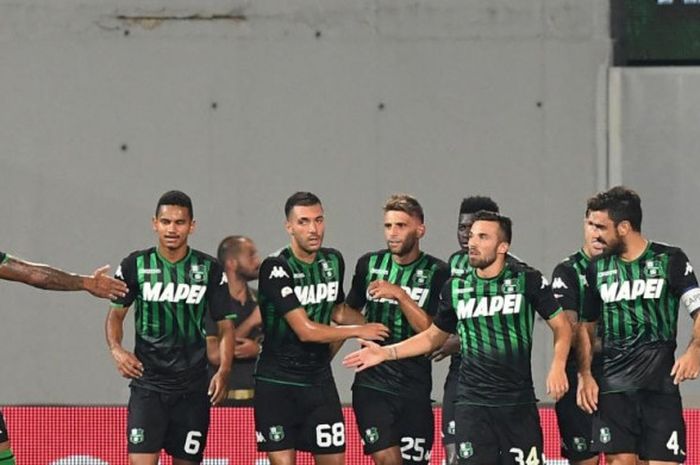 Para pemain Sassuolo merayakan gol mereka ke gawang Inter Milan dalam partai Liga Italia di Mapei Stadium, Reggio Emilia, 19 Agustus 2018.