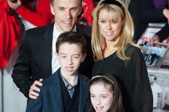  Phil Neville bersama keluarganya, Harvey Neville, Isabel Neville, dan Julie Killilea. 
