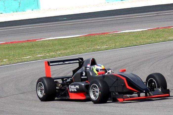 Keanon Santoso untuk pertama kalinya menunggangi mobil Formula Masters China Series di Sirkuit Sepang, Malaysia, Senin (13/2/2017).