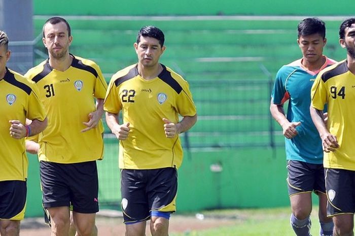 Pemain Arema Cronus (kiri-kanan), Cristian Gonzales, Goran Gancev, Esteban Vizcarra, dan Ferry Aman Saragih dalam sesi latihan di Stadion Gajayana, Malang, Sabtu (12/11/2016) sore.