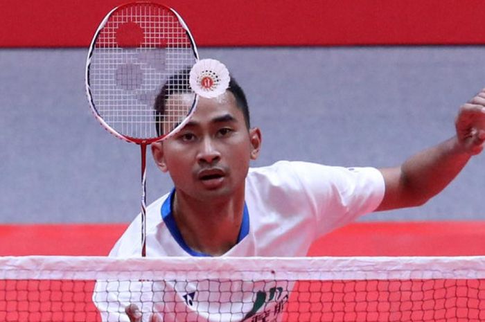 Tunggal putra Indonesia, Tommy Sugiarto saat berusaha mengembalikan shuttlecock.