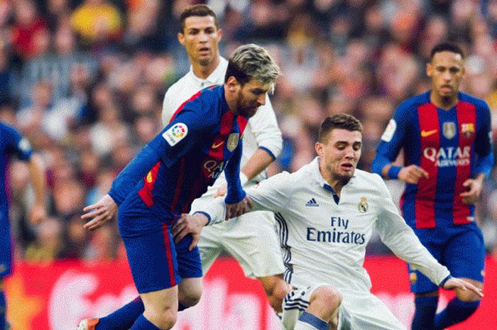 Lionel Messi tengah memperebutkan bola dengan Mateo Kovacic dalam laga el clasico Barcelona kontra Real Madrid di Camp Nou, 03 Desember 2016. 