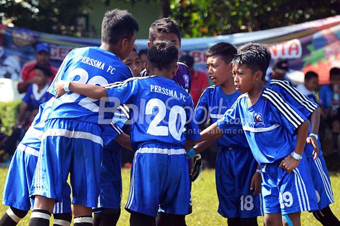 Salah satu peserta Okky Splash Youth Soccer League (OSYSL) 2018 bersiap memulai pertandingan yang diselenggarakan di lapangan Kostrad Singosari Malang pada akhir pekan lalu (30 Maret-1 April 2018).