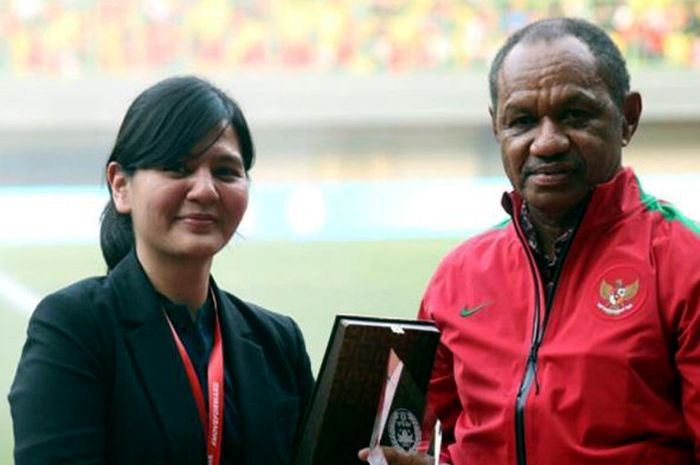 Sekjen PSSI Ratu Tisha (kiri) memberikan penghargaan kepada legenda sepak bola Indonesia, Rully Rudolf Nere (kanan) di sela-sela laga persahabatan Indonesia vs Fiji, di Stadion Patriot Chandrabaga, Bekasi pada, Sabtu (2/9/2017).