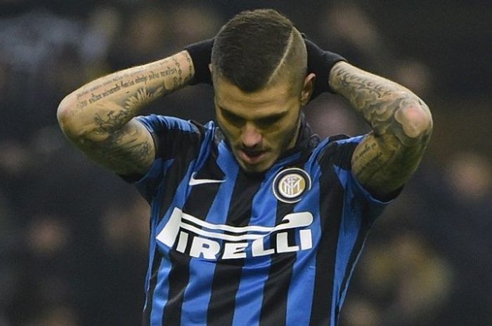 Ekspresi penyerang Inter Milan, Mauro Icardi, setelah gagal mengeksekusi penalti ke gawang AC Milan dalam laga Serie A di Stadion San Siro, Milan, pada 31 Januari 2016.