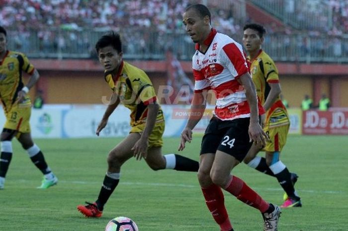 Penyerang Madura United, Peter Odemwingie, beraksi pada laga kontra  Mitra Kukar dalam lanjutan laga Liga 1 di Stadion Gelora Ratu Pamelingan, Jumat (28/4/2017).