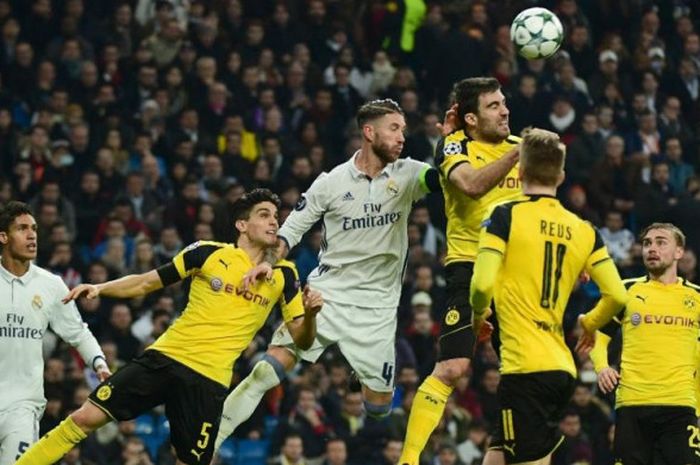 Cuplikan duel pemain Real Madrid dan Borussia Dortmund dalam partai fase grup Liga Champions di Stadion Santiago Bernabeu, Madrid, 7 Desember 2016.