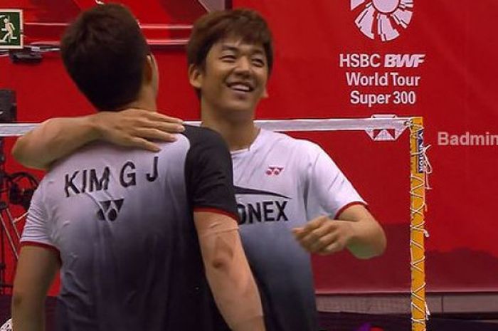  Pasangan ganda putra Korea Selatan, Lee Yong-dae/Kim Gi-jung, merayakan keberhasilan mereka merebut gelar di turnamen Barcelona Spain Masters 2018, Minggu (2/9/2018).  