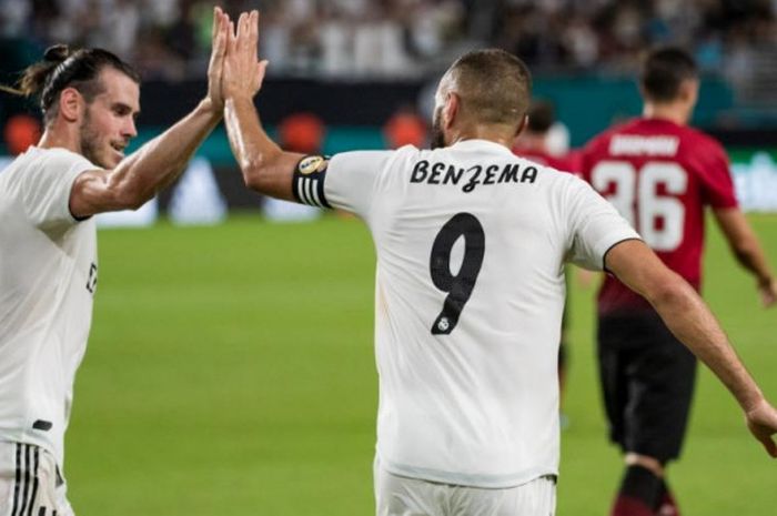 Karim Benzema merayakan golnya bersama Gareth Bale saat Real Madrid menghadapi Manchester United pada partai International Champions Cup 2018 di Hard Rock Stadium Miami, 31 Juli 2018.