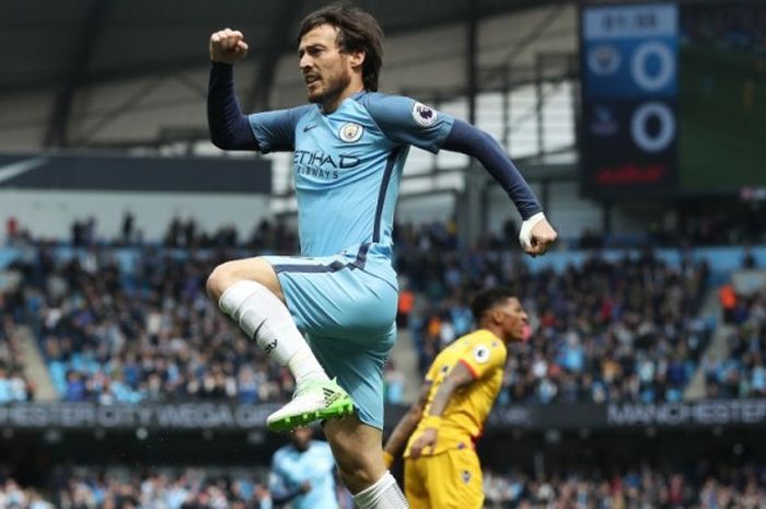 Ekspresi gelandang serang Manchester City, David Silva, setelah menjebol gawang Crystal Palace dalam laga Liga Inggris di Stadion Etihad, Manchester, 6 Mei 2017.