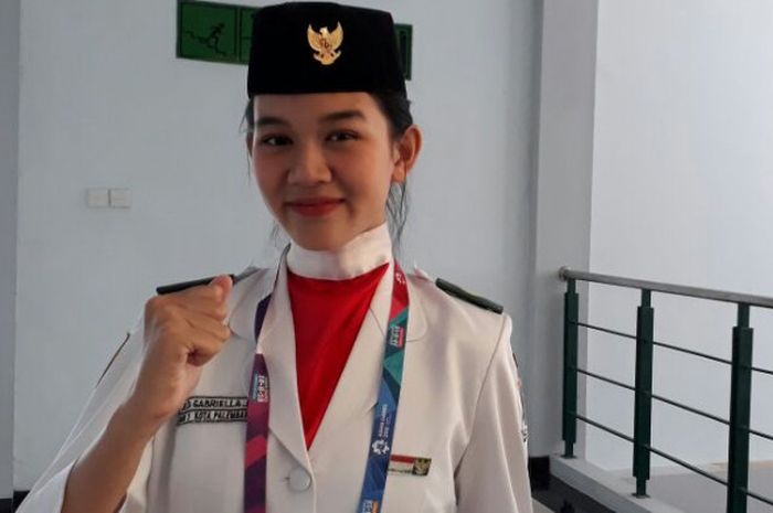 Jelita Gabriella, salah satu anggota paskibraka Kota Palembang 2017 yang membawa baki medali Asian Games 2018.
