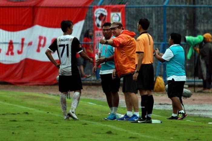 Pelatih PSM Makassar, Robert Rene Alberts (tengah), saat mempertanyakan keputusan wasit pada laga timnya kontra Madura United di Stadion Gelora Bangkalan, Rabu (20/7/2016).