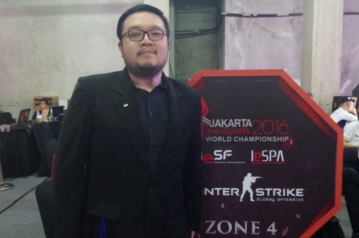 Wakil Ketua Umum IeSPA (Indonesia e-SPORTS Association), William Tjahyadi, berpose dalam TAFISA Games 2016 di ABC Mall Taman Impian Jaya Ancol, Jakarta, Sabtu (8/10/2016).