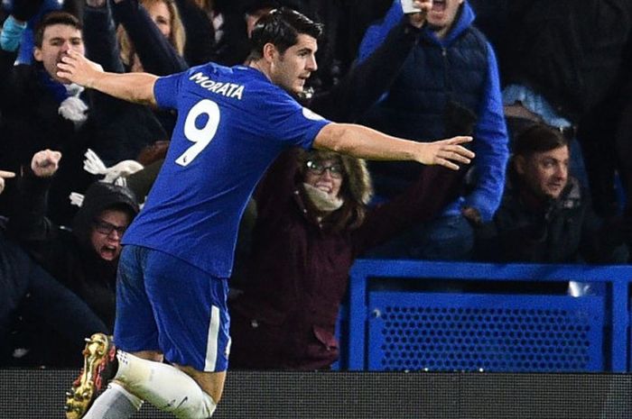 Striker Chelsea, Alvaro Morata, merayakan gol ke gawang Brighton pada laga Liga Inggris di Stadion Stamford Bridge, London, Selasa (26/12/2017).