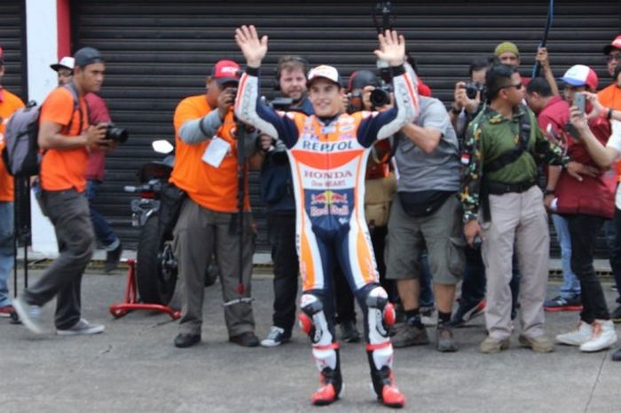 Pebalap MotoGP yang membela tim Repsol Honda, Marc Marquez, melambaikan tangan ke arah penonton seusai menjalani syuting iklan di Sirkuit Sentul, Kabupaten Bogor, Jawa Barat, Selasa (25/10/2016).