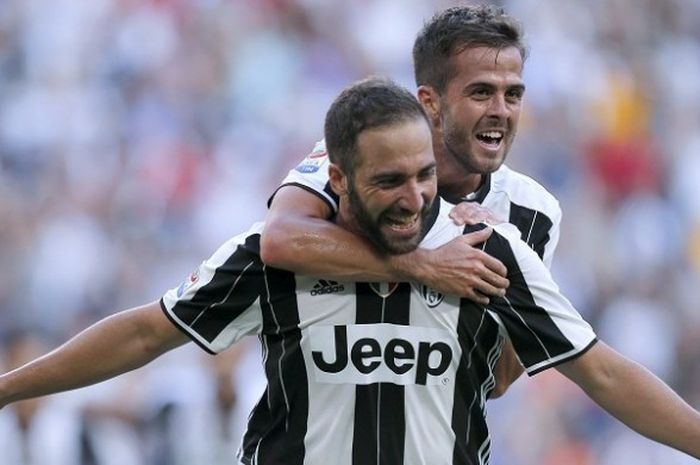 Penyerang Juventus, Gonzalo Higuain (bawah) merayakan gol bersama rekannya, Miralem Pjanic, seusai membobol gawang Sassuolo dalam laga Serie A, di Stadion Juventus, Sabtu (10/9/2016).