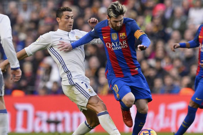 Cristiano Ronaldo berduel dengan Lionel Messi saat Real Madrid menghadapi Barcelona di Camp Nou pada 3 Desember 2016