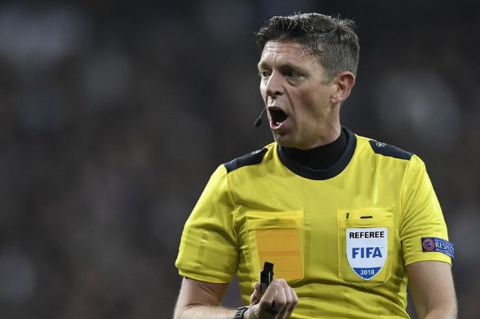 Wasit asal Italia, Gianluca Rocchi, saat memimpin pertandingan Real Madrid kontra PSG di babak 16 besar Liga Champions, 14 Februari 2018 di Santiago Bernabeu, Madrid.