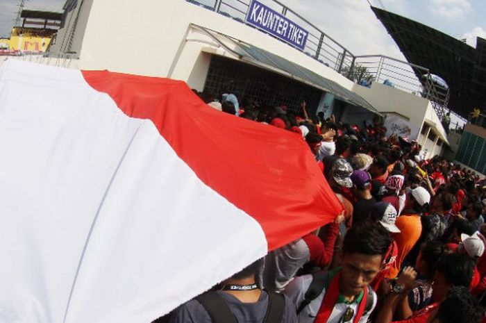Pendukung timnas U-22 Indonesia rela menunggu hampir tiga jam di depan loket penjualan tiket laga sepak bola SEA Games 2017 di Stadion MP Selayang, Selangor pada 20 Agustus 2017. 