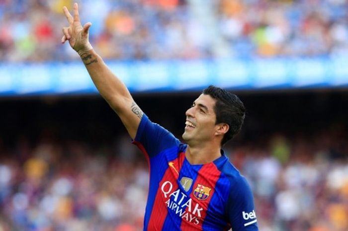 Penyerang FC Barcelona, Luis Suarez, merayakan gol yang dia cetak ke gawang Real Betis dalam pertandingan La Liga di Camp Nou, Barcelona, Spanyol, 20 Agustus 2016.