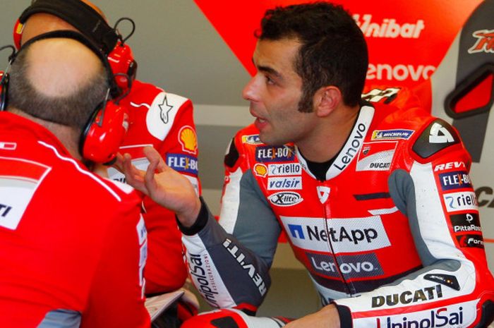 Pebalap Ducati, Danilo Petrucci, sedang berbincang dengan krunya saat tes di Sirkuit Jerez, Spanyol,