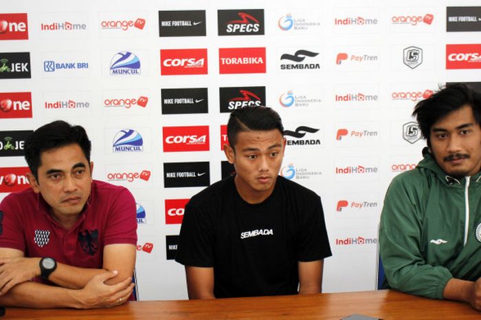 Pelatih PSS Sleman, Seto Nurdiantoro (paling kiri), saat memberi keterangan pers menjelang laga kontra Blitar United.