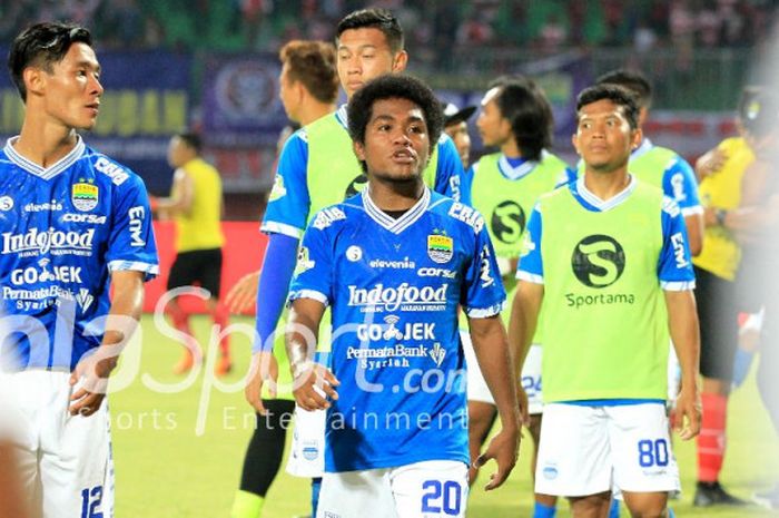 Pemain Persib Bandung, Fulgensius Billy Paji Keraf, berjalan di lapangan seusai laga Liga 1 2018 kontra Madura United di Stadion Pamekasan, 4 Mei 2018.