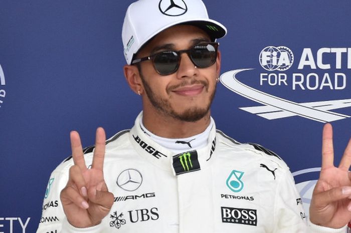 Pebalap Mercedes asal Inggris, Lewis Hamilton, melakukan selebrasi setelah meraih pole position GP Jepang pada sesi kualifikasi di Sirkuit Suzuka, Sabtu (7/10/2017).