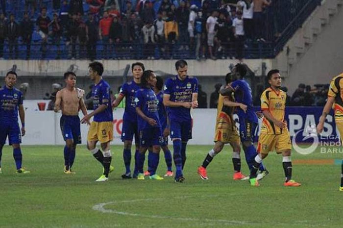 Para pemain Persib Bandung (kaos biru) dan pilar Mitra Kukar seusai laga pekan ke-32 Liga 1 musim 2017 di Stadion Si Jalak Harupat, Kab Bandung pada 27 Oktober 2017. 