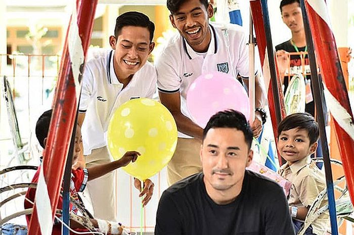 Pemain Persela M Ridwan, Alexander, Arif Satria, Syahroni, Birrul Walidain, dan Shohei Matsunaga mengunjungi RSUD dr. Soegiri Lamongan, Selasa (2/4/2018).