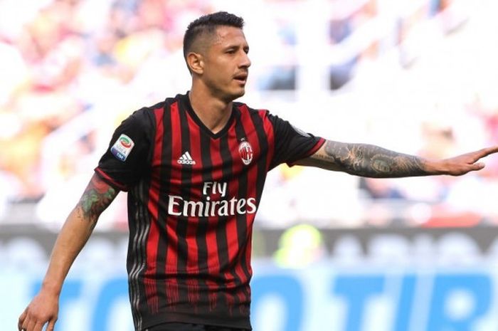 Gianluca Lapadula ketika masih memperkuat AC Milan pada musim 2016-2017.. 