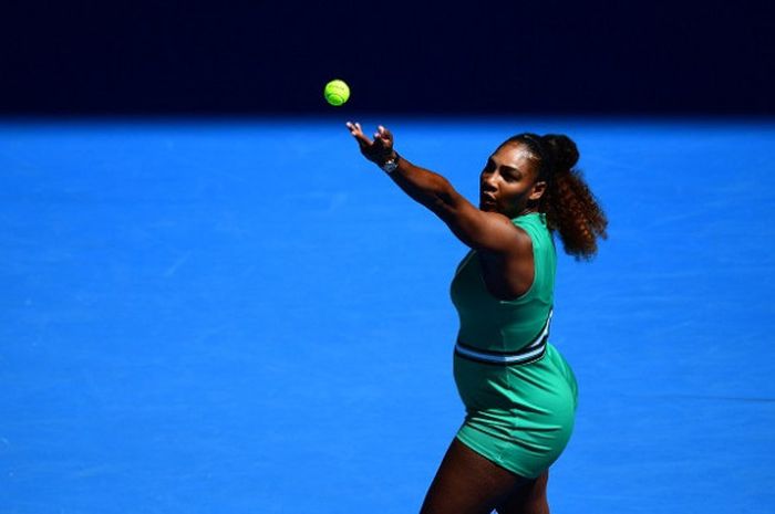 Petenis putri Amerika Serikat, Serena Williams, melakukan servis ke arah  Dayana Yastremska (Ukraina) pada babak ketiga Australian Open 2019 di Rod Laver Arena, Melbourne Park, Sabtu (19/1/2019).