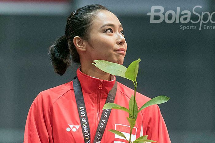 Atlet wushu Indonesia Lindswell Kwok saat upacara penyerahan medali wushu nomor Taijijian putri di KLCC, Kuala Lumpur, Malaysia, Senin (21/8/2017).