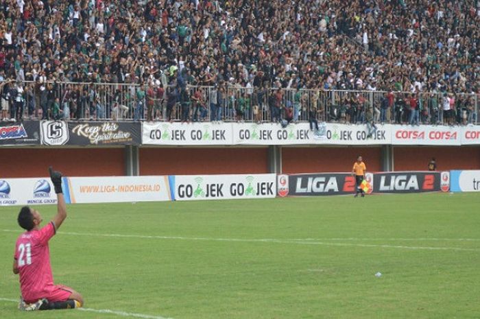 Ekspresi Kiper PSS Sleman, Try Hamdani Goentara, saat rekan satu tim membobol gawang Persis Solo, Selasa (10/10/17) di Stadion Maguwoharjo Yogyakarta