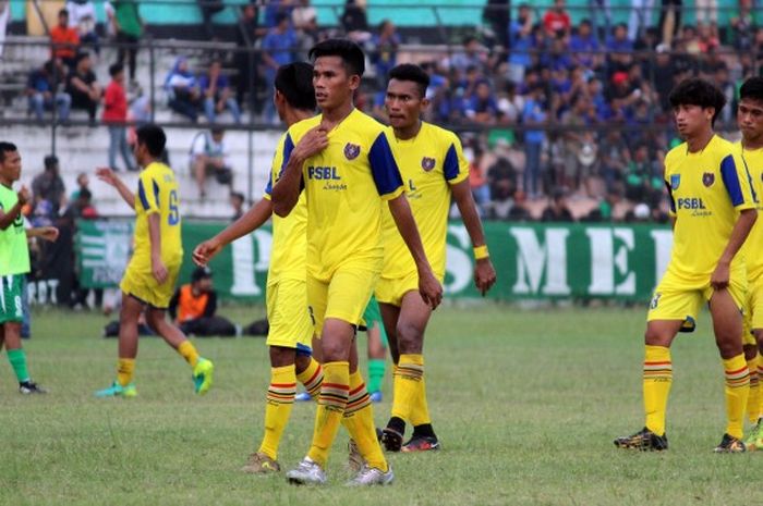 Ekspresi pemain PSBL Langsa usai dikalahkan PSMS Medan, di Stadion Teladan, Medan, pada Sabtu (13/5/2017).