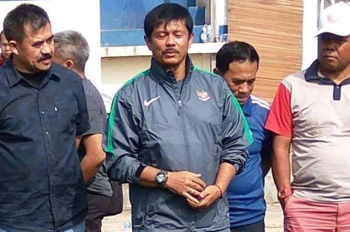 Pelatih timnas U-19 Indonesia, Indra Sjafri (tengah) saat hadir dalam seleksi pemain di lapangan Lodaya, Kota Bandung, Minggu (19/2/2017). 