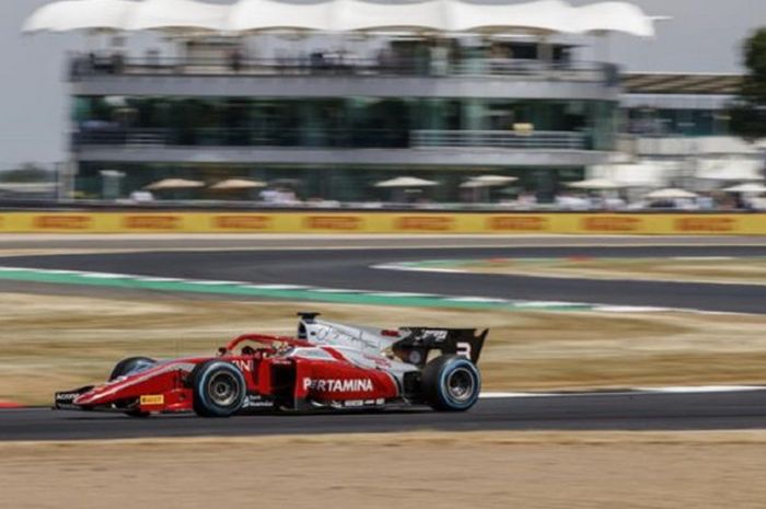 Pebalap Formula 2 asal Indonesia, Sean Gelael, sedang memacu mobil pada balapan kedua Formula 2 Inggris di Sirkuit Silverstone, Minggu (8/7/2018).