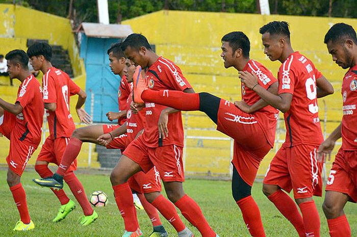 Pemain Semen Padang melakukan pemanasan menjelang melawan Solok FC dalam laga uji coba di Stadion H. Agus Salim, Padang, pada Selasa (23/1/2018).