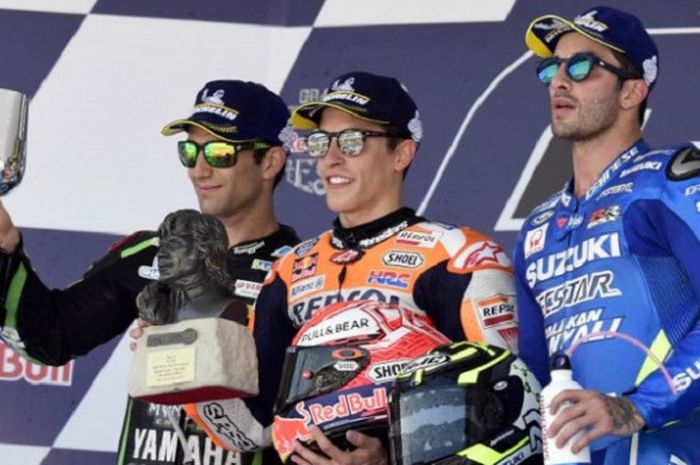 Johann Zarco (Yamaha Tech3), Marc Marquez (Repsol Honda), dan Andrea Iannone (Suzuki Ecstar) merayakan podium MotoGP Spanyol di Sirkuit Jerez, Spanyol, Minggu (6/5/2018).