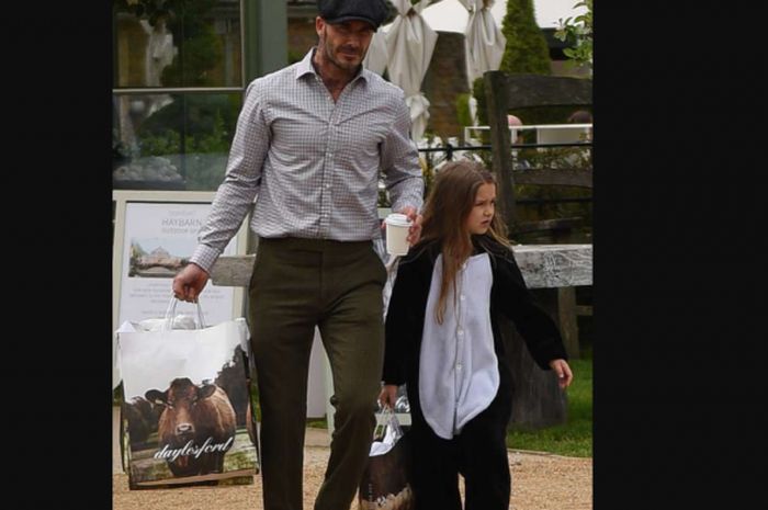 David Beckham bersama sang putri Harper saat berbelanja di Daylesford Organic Farm Shop