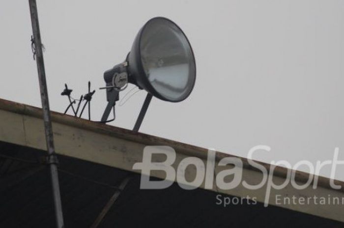 Salah satu lampu baru di Stadion Teladan, Kota Medan, markas PSMS sudah terpasang sejak Rabu (7/3/2018) dini hari. 
