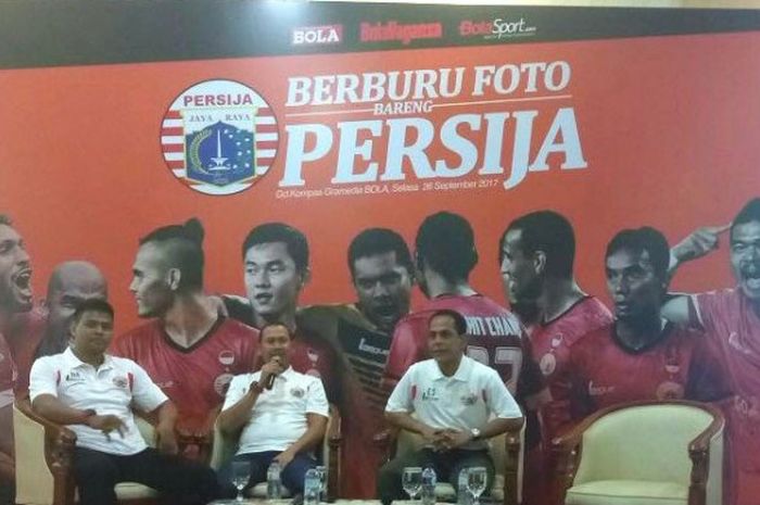 Panitia Pelaksana Pertandingan Persija memberikan sambutan dan arahan di acara Workshop Pelatihan Teknis Berburu Foto bersama Persija, Palmerah Barat, Jakarta, Selasa (26/9/2017).