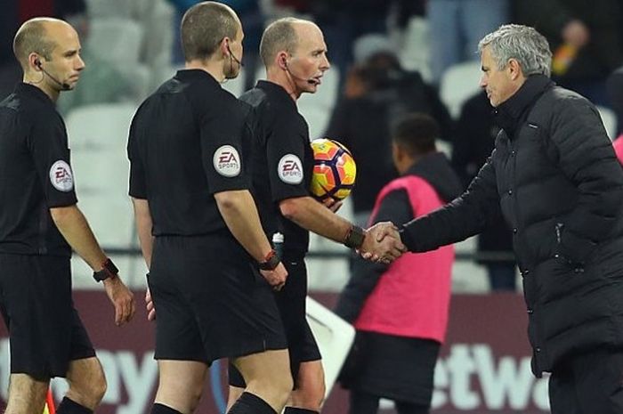 Manajer Manchester United, Jose Mourinho (kanan), bersalaman dengan wasit Mike Dean seusai laga Premier League 2016-2017 menghadapi West Ham United di London Stadium, London, Inggris, pada Senin (2/1/2017).