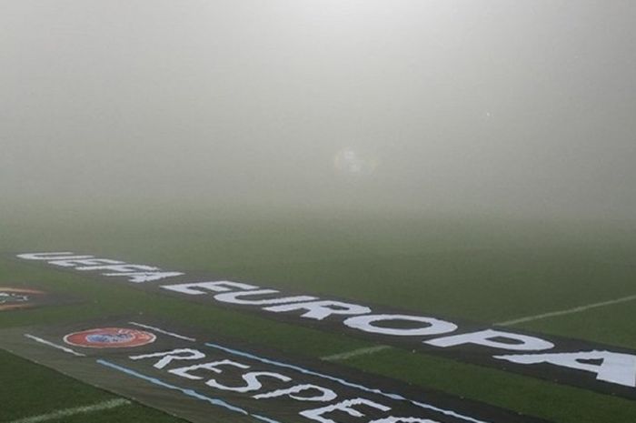 Stadion Mapei yang berkabut dianggap tak layak untuk memainkan laga Sassuolo vs Genk, Kamis (8/12/2016). 