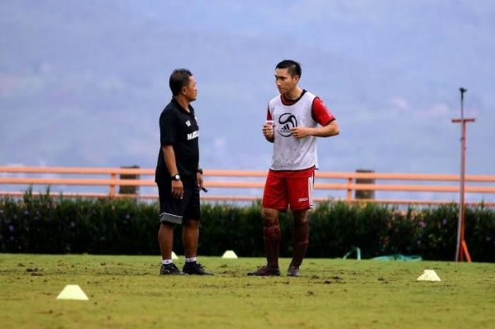 Pemain seleksi Madura United, Chan Il Young berbincang dengan asisten pelatih Winedy Purwito.